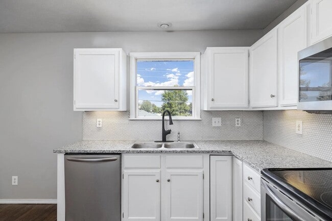 Building Photo - 4 Bed 3 Bath 2 Car Garage -In Ground Pool