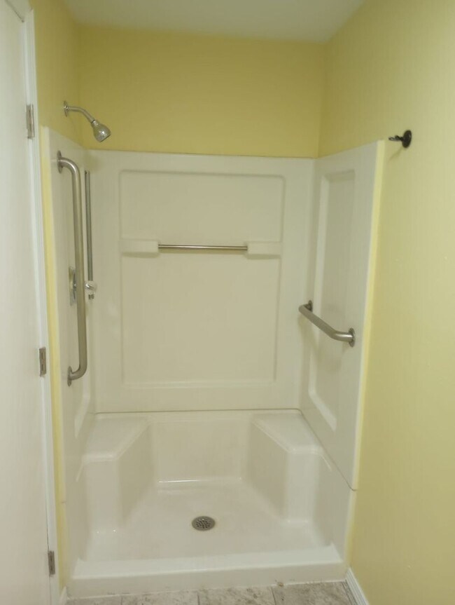 Building Photo - 3 bed 2 bath Renovated Rent Home