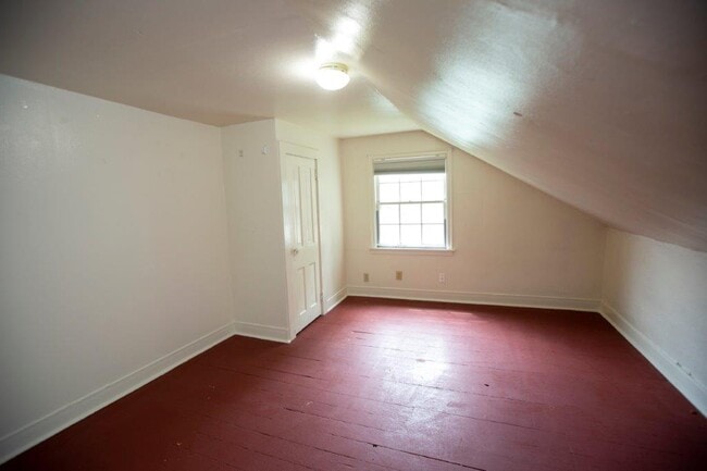Building Photo - 207 Private Room for Rent!