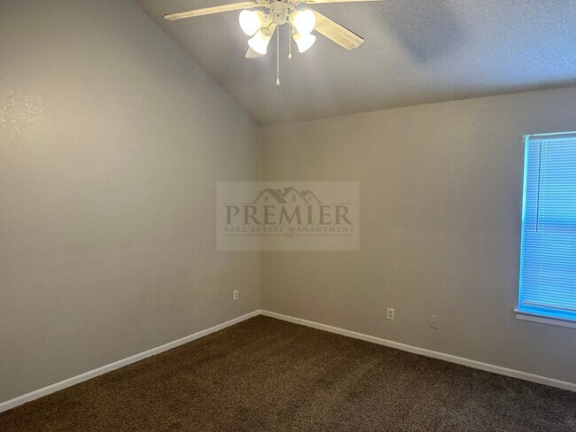 Building Photo - 101 NE Dogwood