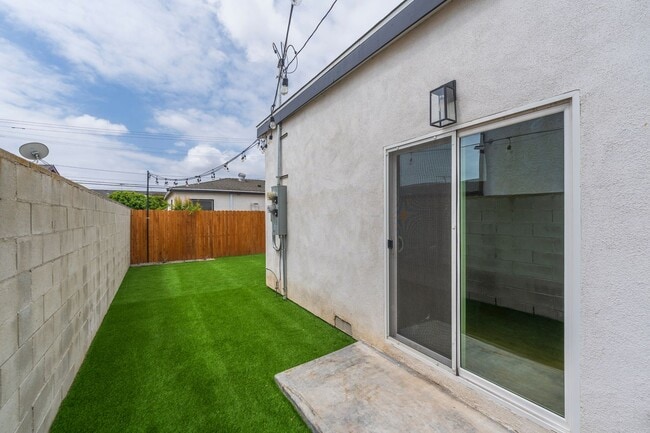 Building Photo - Warm & Inviting Hawthorne Home!