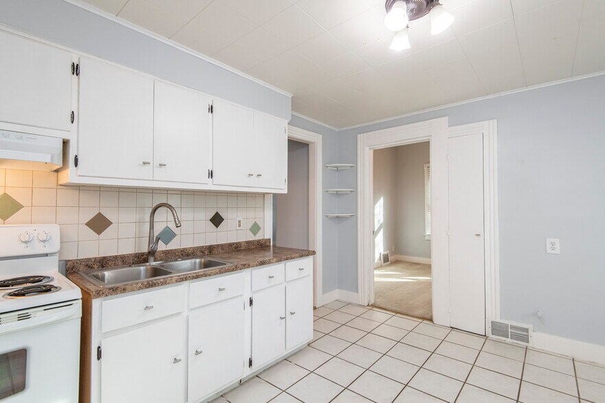 Building Photo - 2615 N Wauwatosa Ave