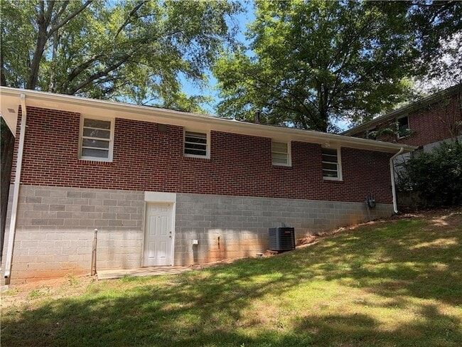 Building Photo - 2064 Montrose Dr