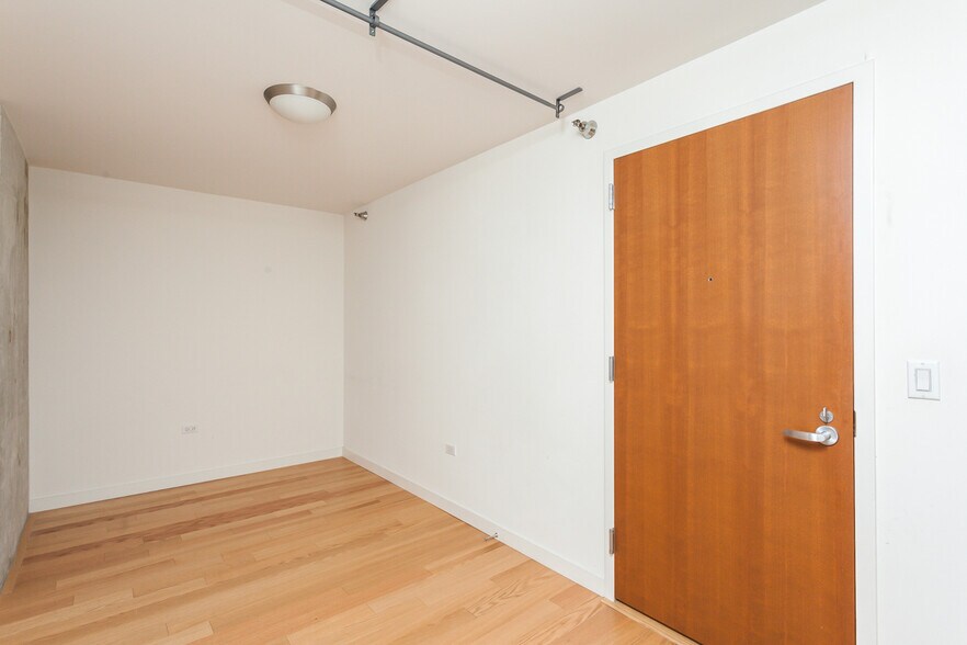Building Photo - 235 W Van Buren St
