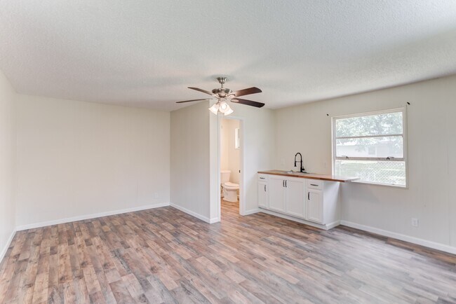 Building Photo - 305 Yaupon St
