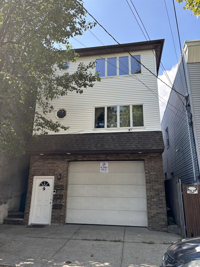 Primary Photo - 9 Meadow St