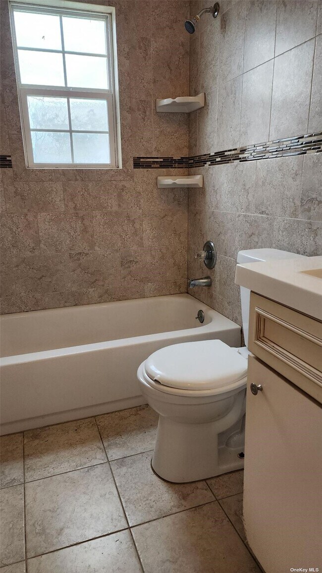 Building Photo - 77 Laurelton Dr