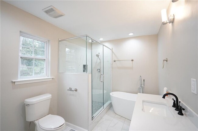 Building Photo - 2221 Pinecliff Dr NE