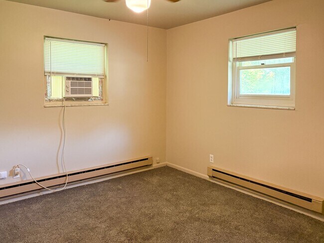 Building Photo - 2 bed / 1 bath duplex in country setting