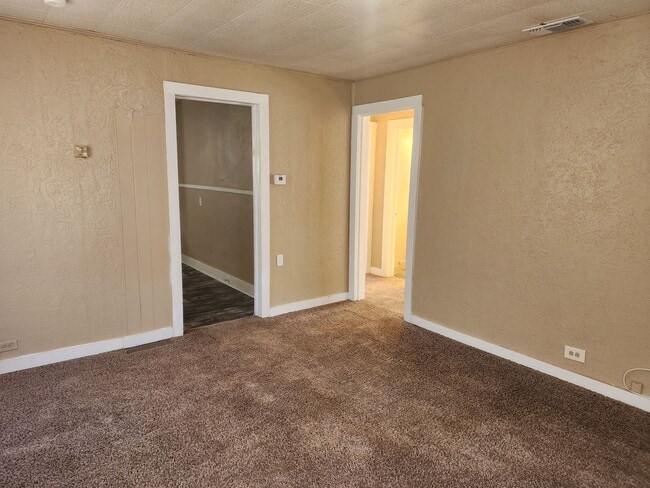 Building Photo - 2 Bed 1 Bath Home!