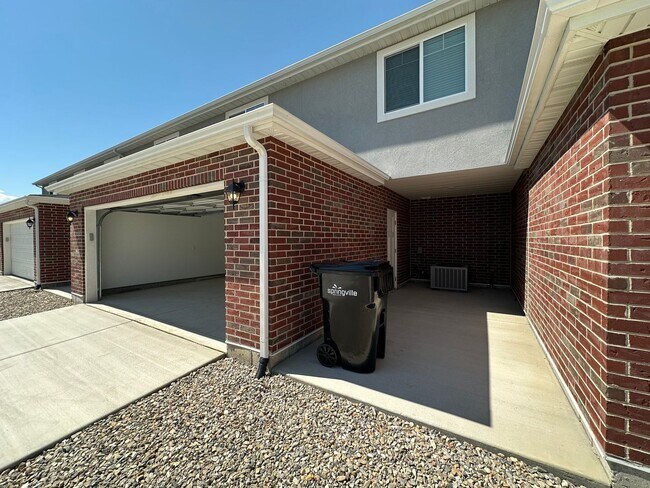 Building Photo - New Never Lived in Springville Townhome Fo...