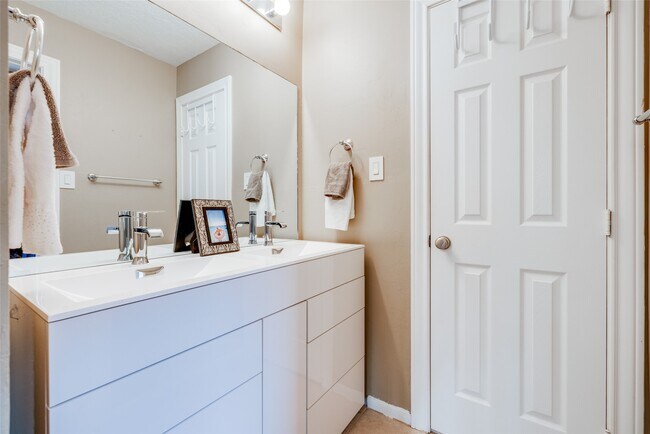 Building Photo - 5534 Honor Dr