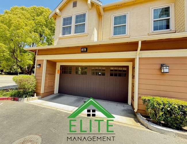 Building Photo - **Spacious and Updated Townhome in Desirab...