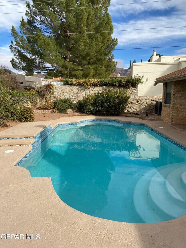 Building Photo - 6721 El Parque Dr