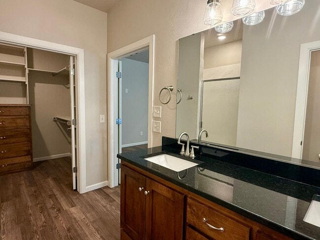 Building Photo - Large 3 Bed, 2 Bath in Beautifully Well-Maintained Neighborhood