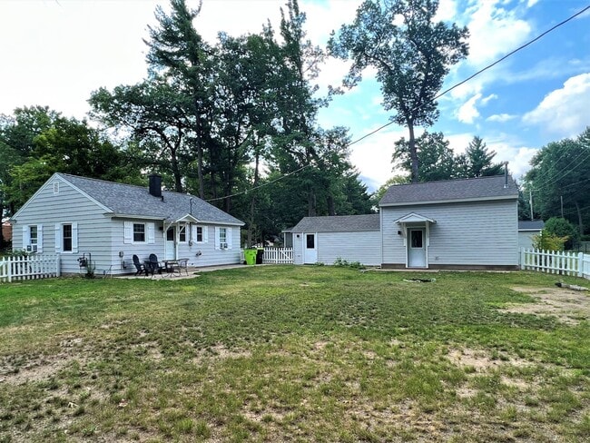 Building Photo - Great Furnished Home in TC