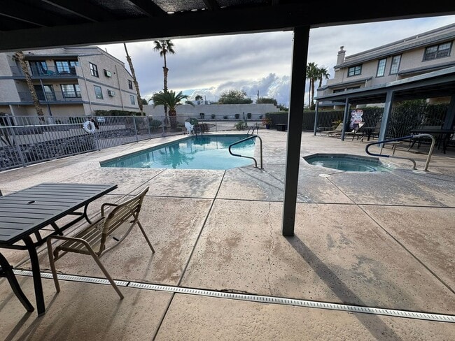 Building Photo - Riverfront 2BR Condo Great Views, Luxury Furnished incl UTILITIES