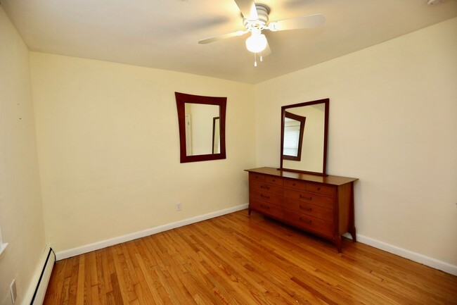 Building Photo - 3-Bedroom Ranch Available 03-24-25! Attach...