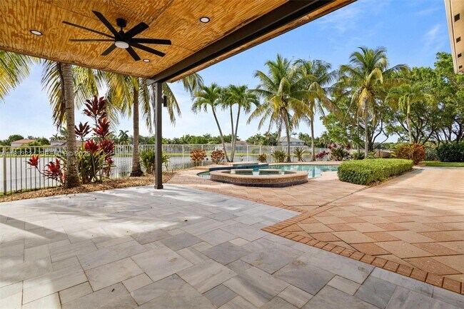 Building Photo - 926 Marina Dr