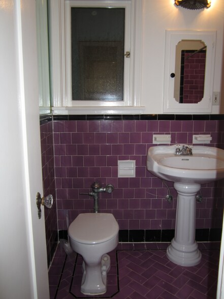 Building Photo - 415 N Sycamore Ave