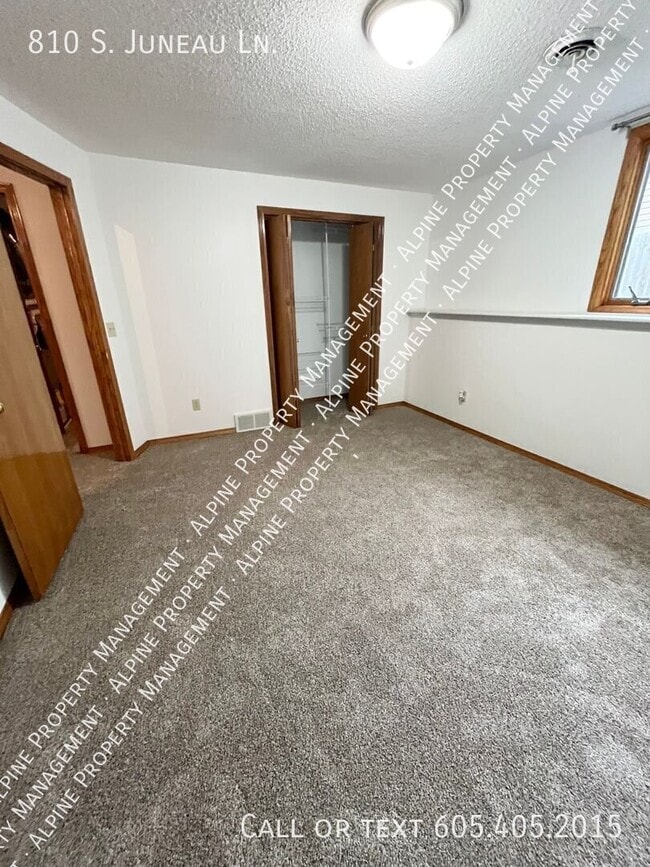 Building Photo - 810 S Juneau Ln