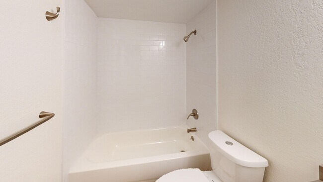Building Photo - RARE & Beautiful 3 Bed 2 Bath with Tons of...