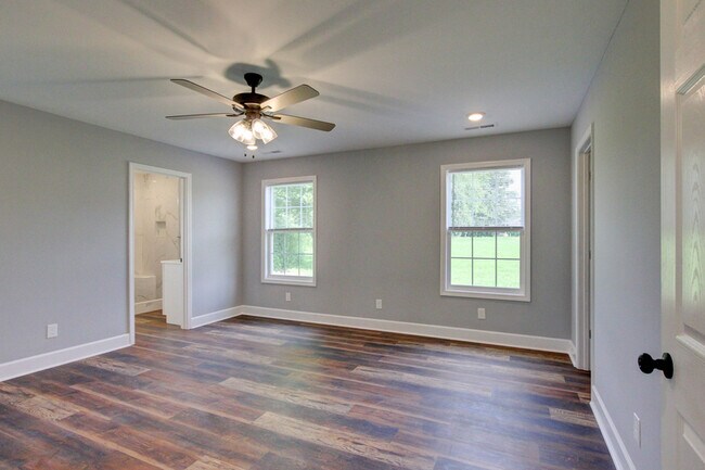 Building Photo - 133 Riverbend Dr
