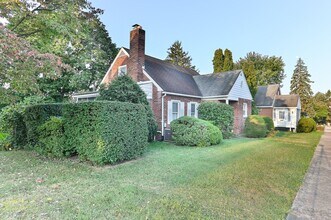 Building Photo - Quaint Single-Family Home on Sunnyside Ave