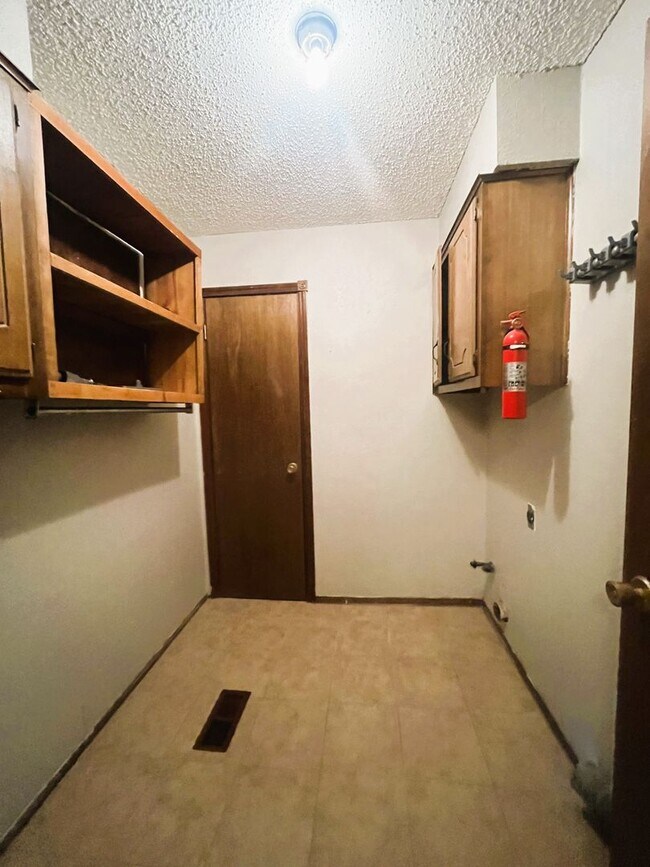 Building Photo - Norman. 3 bed, 2bath, 2 car garage with storm shelter