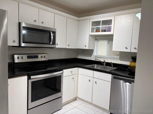 Building Photo - 9820 S Hollybrook Lake Dr