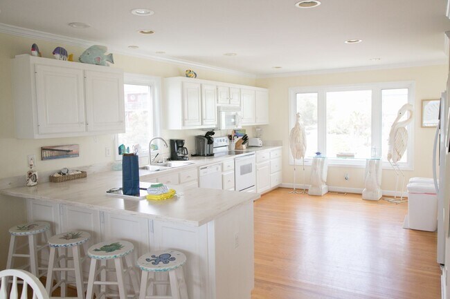 Building Photo - 837 Fort Fisher Blvd S