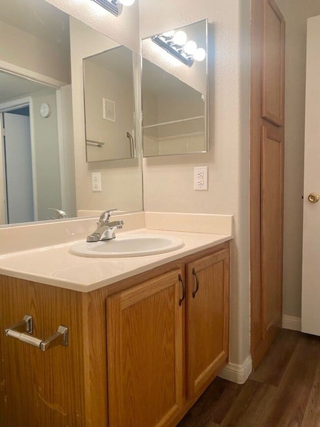 Building Photo - Beautiful 2 bedroom 2 bath Downstairs Condo