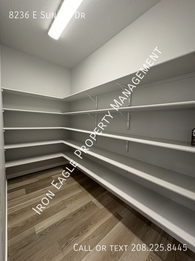 Building Photo - 8236 E Sunray Dr