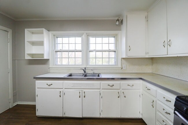 Building Photo - Beautifully Redone 3 Bedroom House! Available for Immediate Move in!