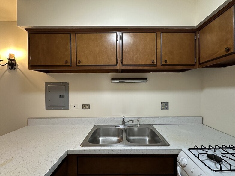 Building Photo - 665 W Wrightwood Ave