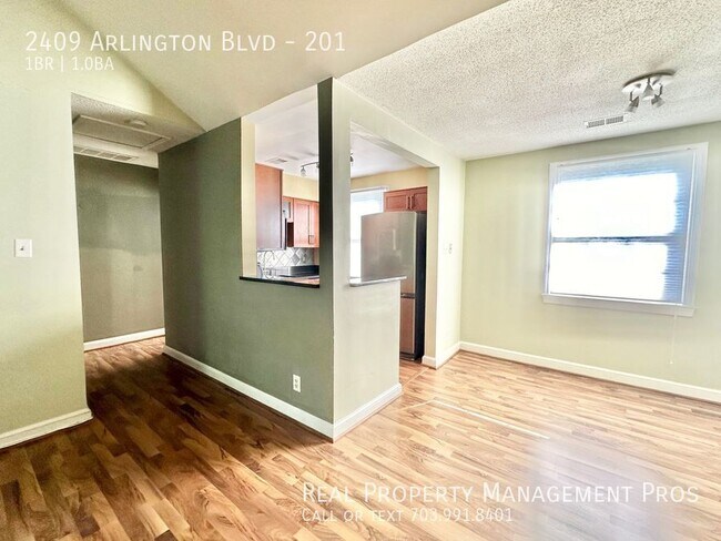 Building Photo - 2409 Arlington Blvd