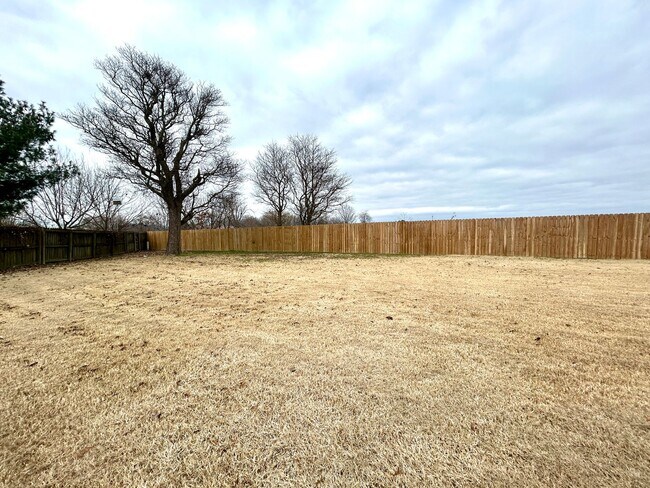 Building Photo - Spacious 3 bed 2 bath Single Family with a Large Fenced Backyard!