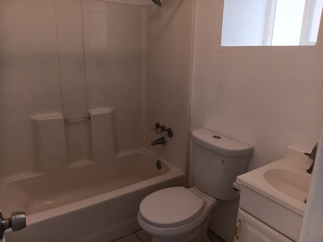 Building Photo - Cozy 4-bedroom, 2-bathroom home! Showings available Soon! Price Drop!!
