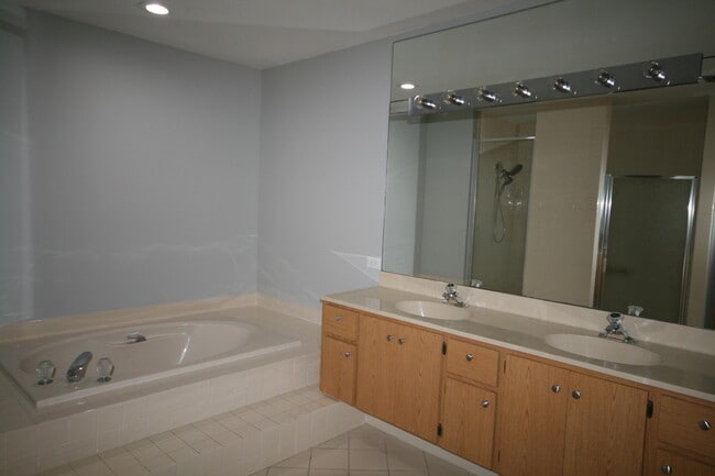 Building Photo - 141 Seashore Dr