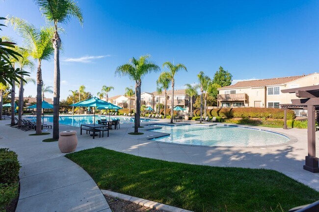 Building Photo - Beautiful Townhome in the heart of East Lake!