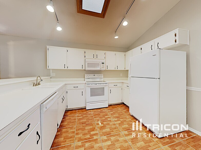 Building Photo - 3910 Creek Woods Dr