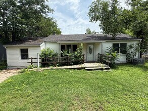 Building Photo - $1050 - 3 bedroom / 1 bathroom - Single Fa...