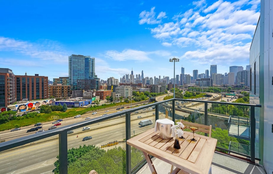 Building Photo - 300 N Ashland Ave