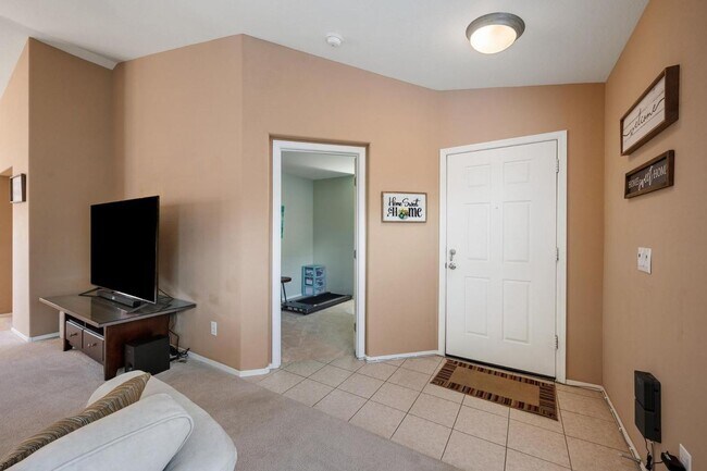 Building Photo - Move in ready 3 bedroom plus a den!