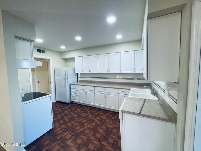 Building Photo - 10138 W Pinehurst Dr
