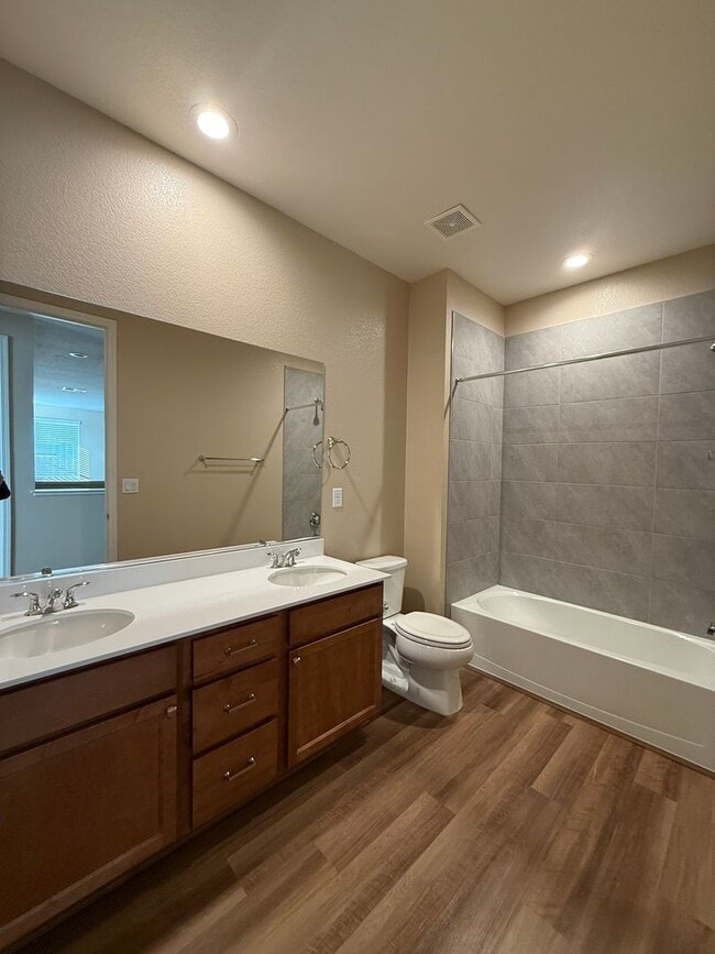 Building Photo - Experience refined living in this beautifully appointed 4-bedroom + den, 3-bath executive residence.