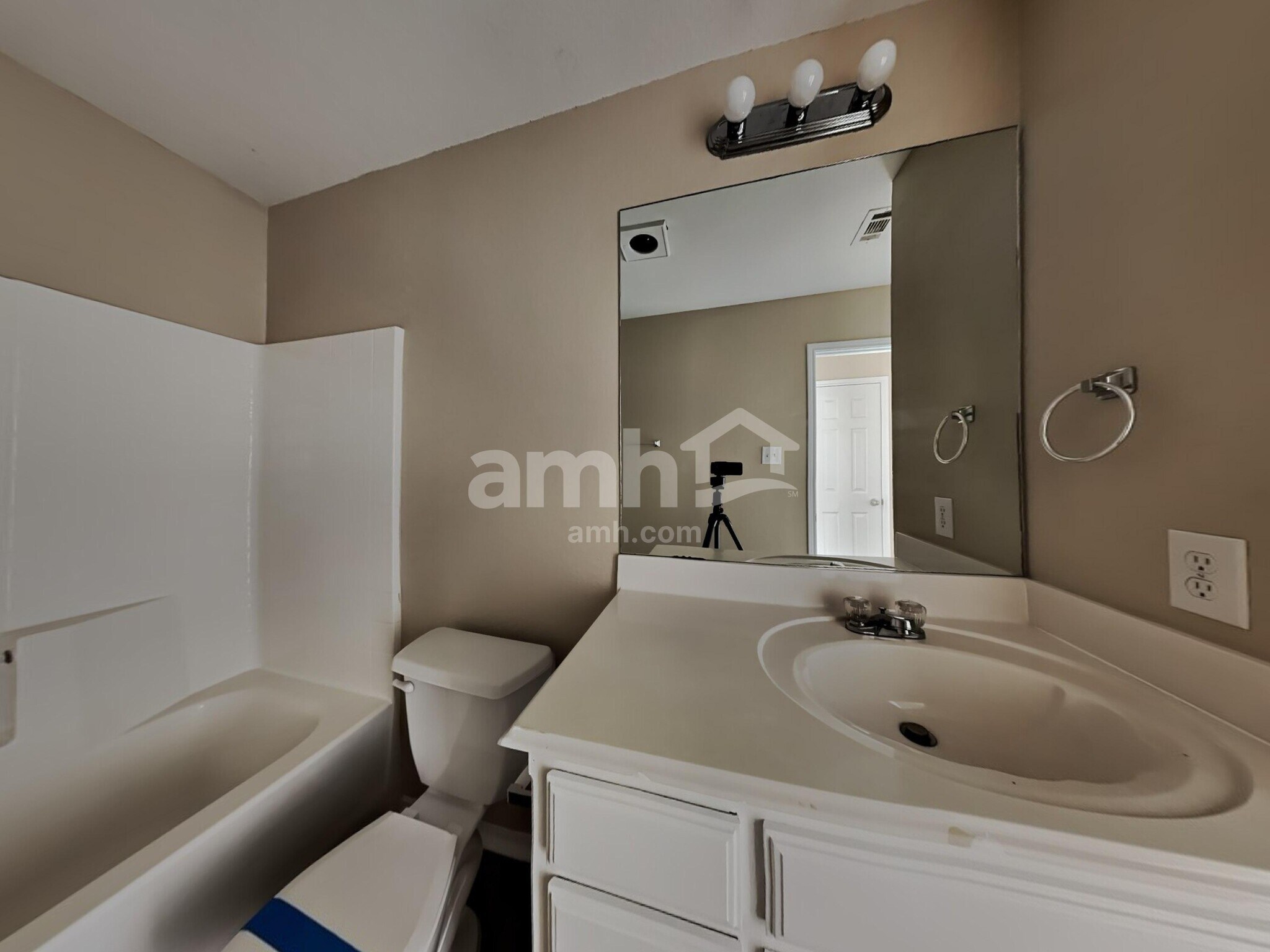 Building Photo - 324 Rock Hill Dr