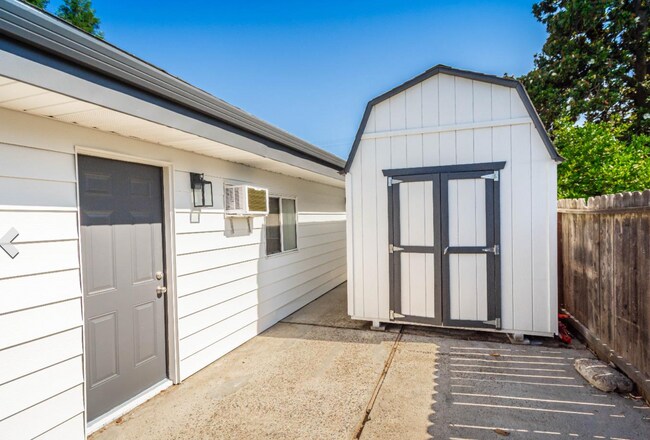 Building Photo - 4/2 + Detached Studio & Pool! One Property...