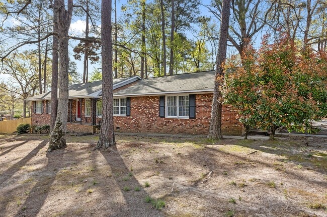 Building Photo - Beautifully Updated 4 Bed 3 Bath Home in Fayetteville