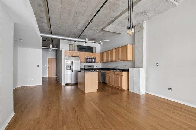 Building Photo - 933 W Van Buren St